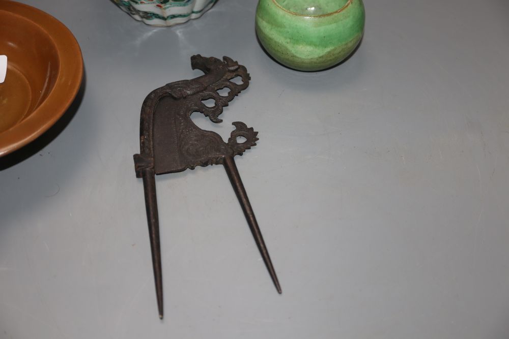 A Chinese famille verte teapot (a.f.) and four other Chinese pieces, tallest 13cm